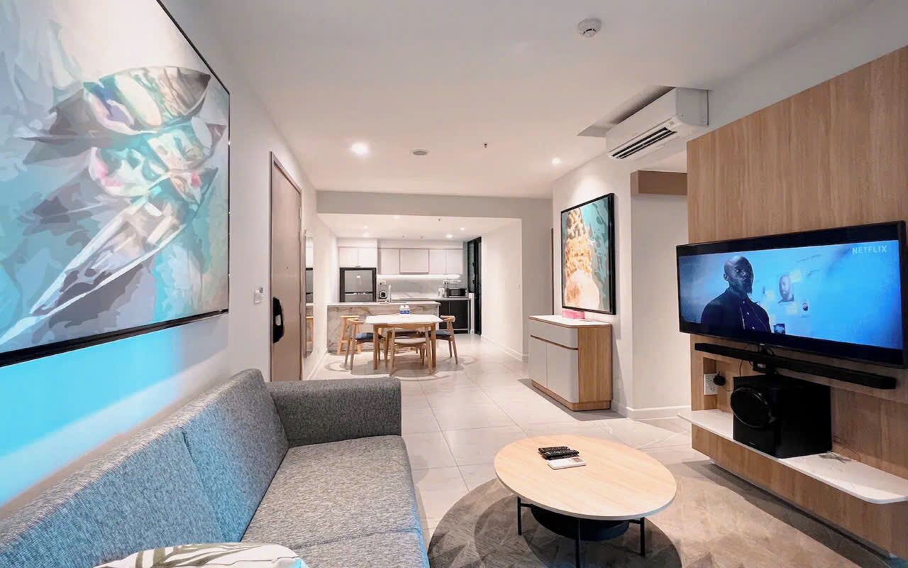 Presidential-Suite, 2 Schlafzimmer, Zutritt zur Club Lounge, Stadtblick | Wohnbereich | 65-Zoll-Smart-TV mit Kabelempfang, Kamin, Netflix