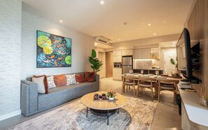 Familie suite, 3 slaapkamers, toegang tot de clublounge, uitzicht op stad | Woonruimte | Een 65-inch smart-tv met kabelzenders, een open haard en Netflix