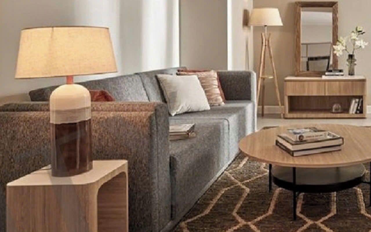 Grand-Suite, 1 Schlafzimmer, Zutritt zur Club Lounge, Stadtblick | Wohnbereich | 65-Zoll-Smart-TV mit Kabelempfang, Kamin, Netflix