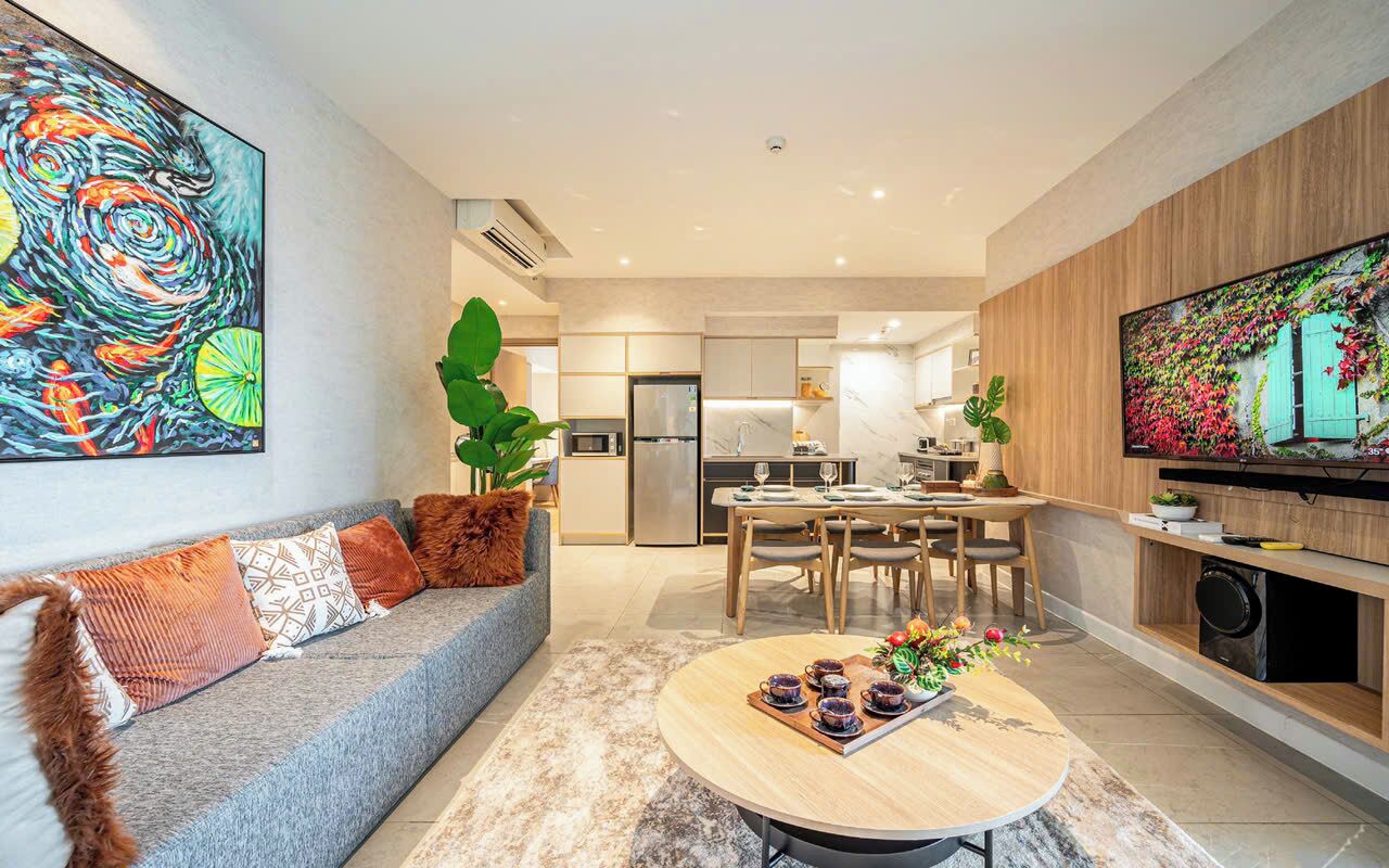 Phòng Suite dành cho gia đình, 3 phòng ngủ, quyền sử dụng Club Lounge, quang cảnh thành phố | Khu phòng khách | Smart TV 65-inch có truyền hình cáp, lò sưởi, Netflix 