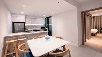 Suite presidencial, 2 habitaciones, con acceso al salón lounge del club, vista a la ciudad | Servicio a la habitación