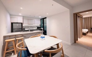 Suite presidencial, 2 habitaciones, con acceso al salón lounge del club, vista a la ciudad | Servicio a la habitación