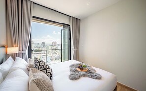 Familie suite, 3 slaapkamers, toegang tot de clublounge, uitzicht op stad | Kameruitzicht