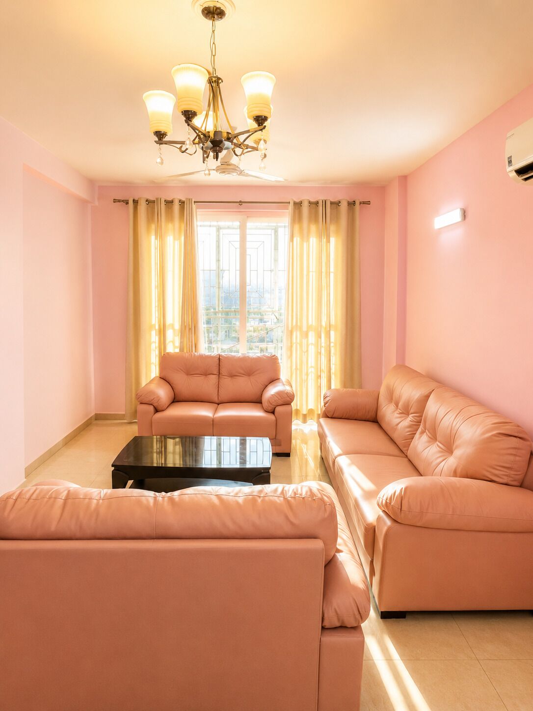 Una sala de estar con un sofá, una mesa de centro y una araña.