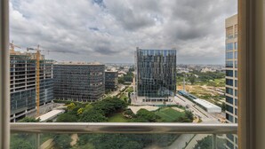 Vista de un paisaje urbano con varios rascacielos, incluyendo un moderno rascacielos de vidrio, tomada desde un punto de vista elevado.