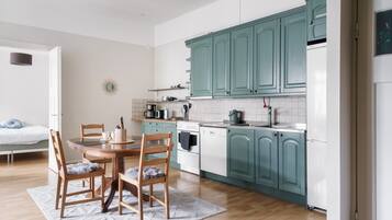 Departamento estándar, baño privado | Cocina privada | Refrigerador con congelador, microondas, horno y parrilla de estufa