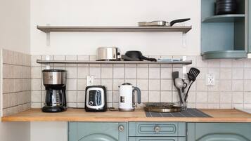 Appartamento Standard, bagno privato | Cucina privata | Frigorifero con congelatore, microonde, forno, piano cottura