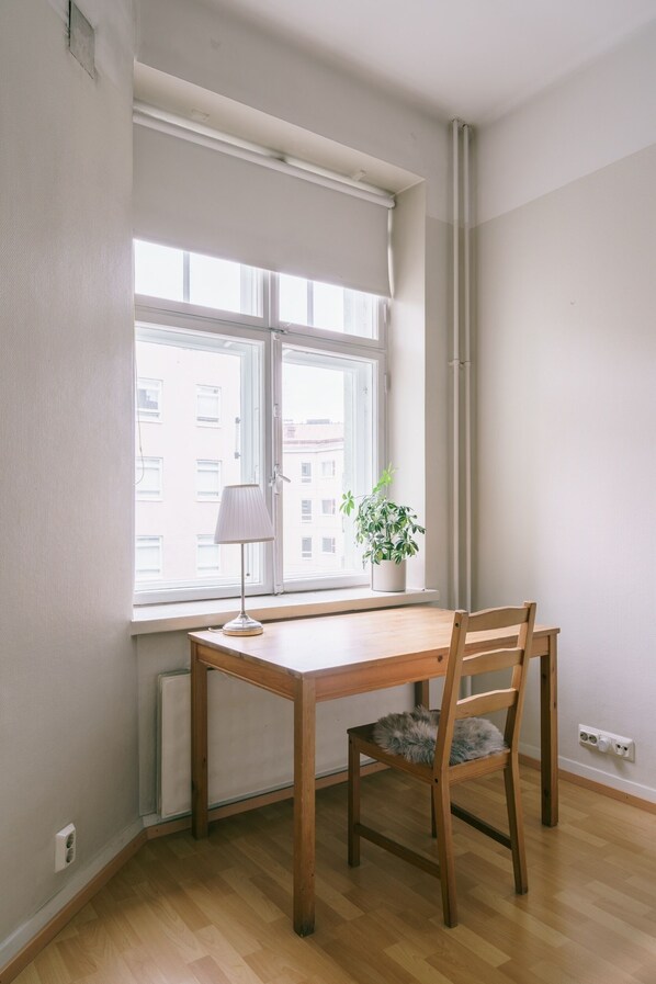 Standaard appartement, privébadkamer | Verduisterende gordijnen, een strijkplank/strijkijzer, gratis wifi