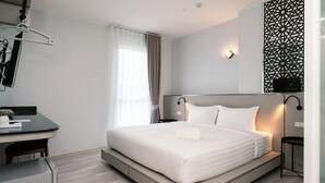A modern hotel room with a bed, a desk, and a chair. - One Budget Hotel Chiangrai Maesai Payang (Mae Sai)