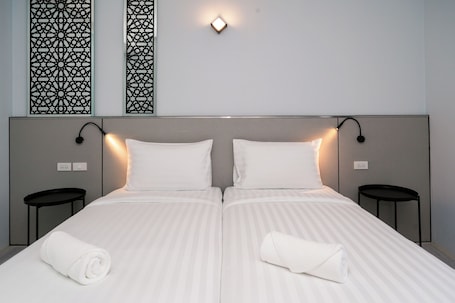 Standard Twin Room | Desk, laptop workspace, free WiFi