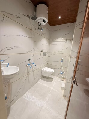 Economy Room | Bathroom