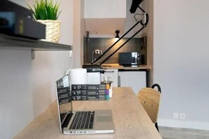 Réfrigérateur, micro-ondes, plaque de cuisson, cafetière/bouilloire