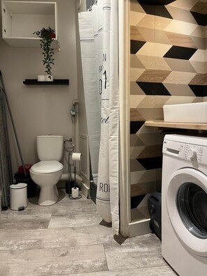 Shower, towels, soap, toilet paper - Charming LE COCOONING studio in a quiet location in the shadow of the cathedral (Chartres)