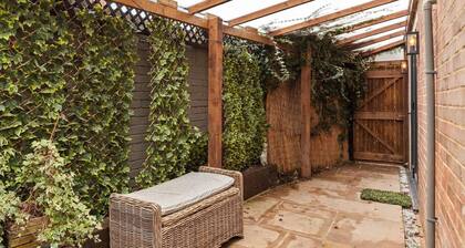 Cosy Self contained flat part of home in Hert close to forest & trains