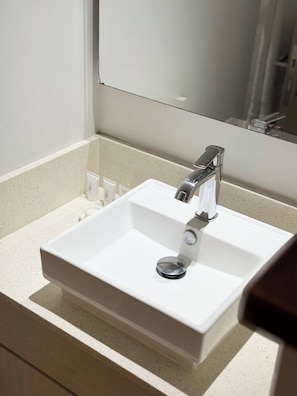 Townhouse | Kamar mandi | Perlengkapan mandi gratis, sabun, sampo, dan tisu toilet