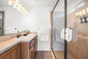 Shower, towels - Walk to Downtown Paso & Sip Local Wine Under the Stars | Casa Robles (Paso Robles)
