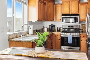 Fridge, microwave, oven, stovetop - Walk to Downtown Paso & Sip Local Wine Under the Stars | Casa Robles (Paso Robles)