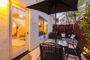 Outdoor dining - Walk to Downtown Paso & Sip Local Wine Under the Stars | Casa Robles (Paso Robles)