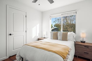 3 bedrooms, iron/ironing board, WiFi (free), bed sheets