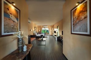 Luxury Cottage with Plunge Pool | Desk