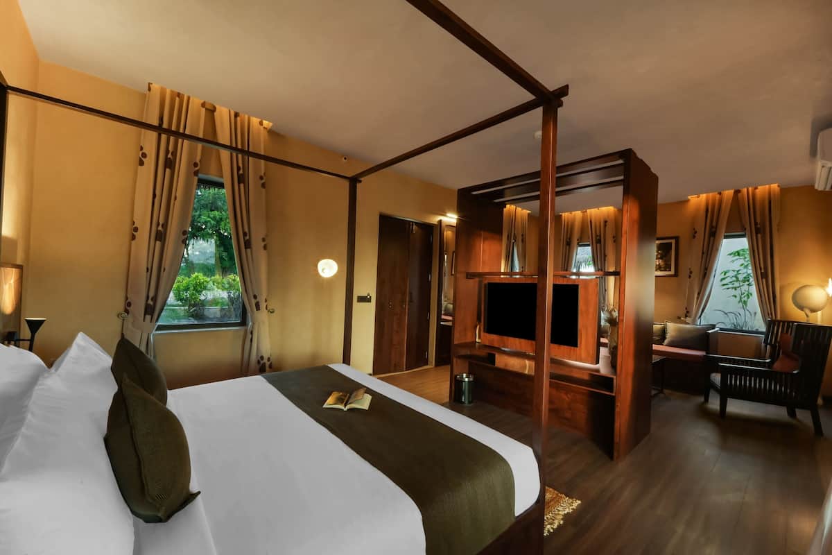 Luxury Cottage with Jetted Tub | Minibar contenant certains articles gratuits, literie fournie