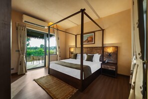 Luxury Cottage with Jetted Tub | 책상