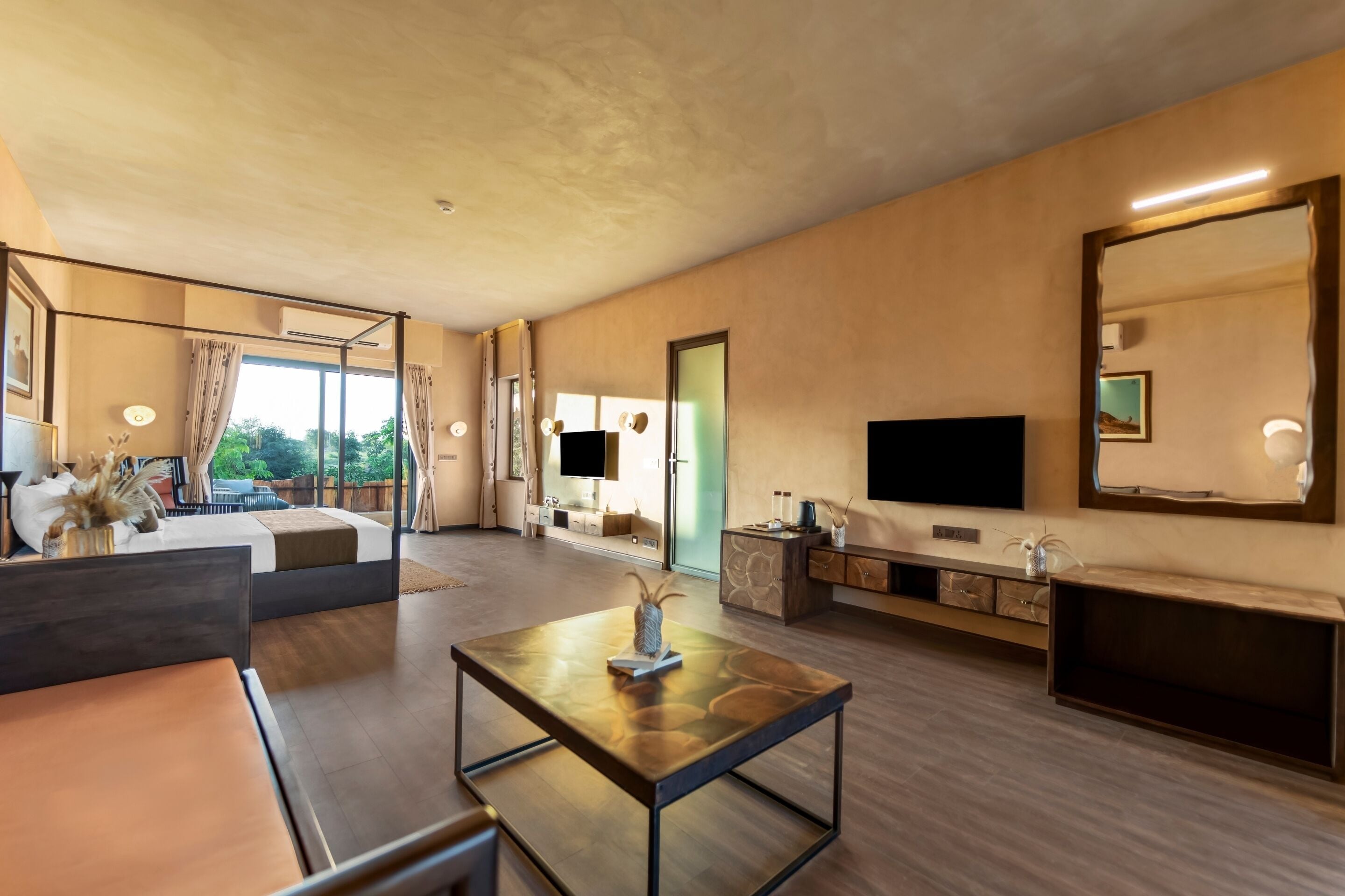 Luxury Cottage with Plunge Pool | Una scrivania