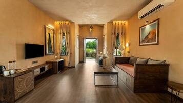 Luxury Cottage with Plunge Pool | Desk