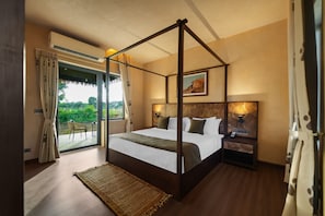 Luxury Cottage with Jetted Tub | Desk