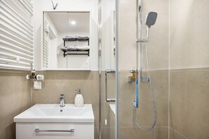 Dusche, kostenlose Toilettenartikel, Haartrockner, Handtücher