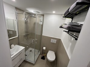 Dusche, Haartrockner, Handtücher