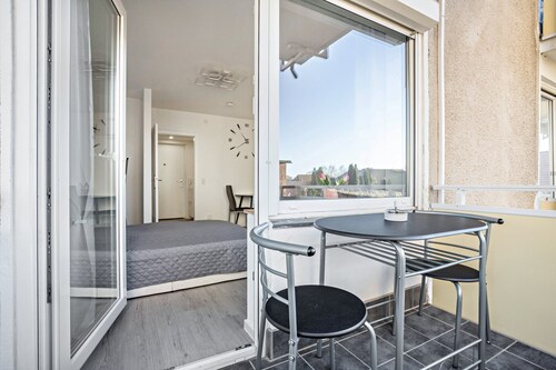 Studio-Apartment 'Etw-Sarstedt' mit Balkon und WLAN