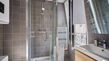 Douche, sèche-cheveux