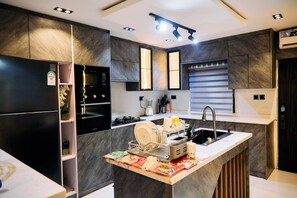 Luxe appartement, balkon, uitzicht op de stad | Privékeuken | Een koelkast met diepvriezer, een microgolfoven, een oven, een kookplaat