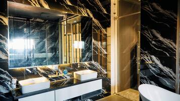 Luxury Apartment, City View | Bathroom