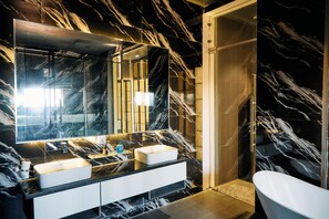 Luxury-Apartment, Stadtblick | Badezimmer