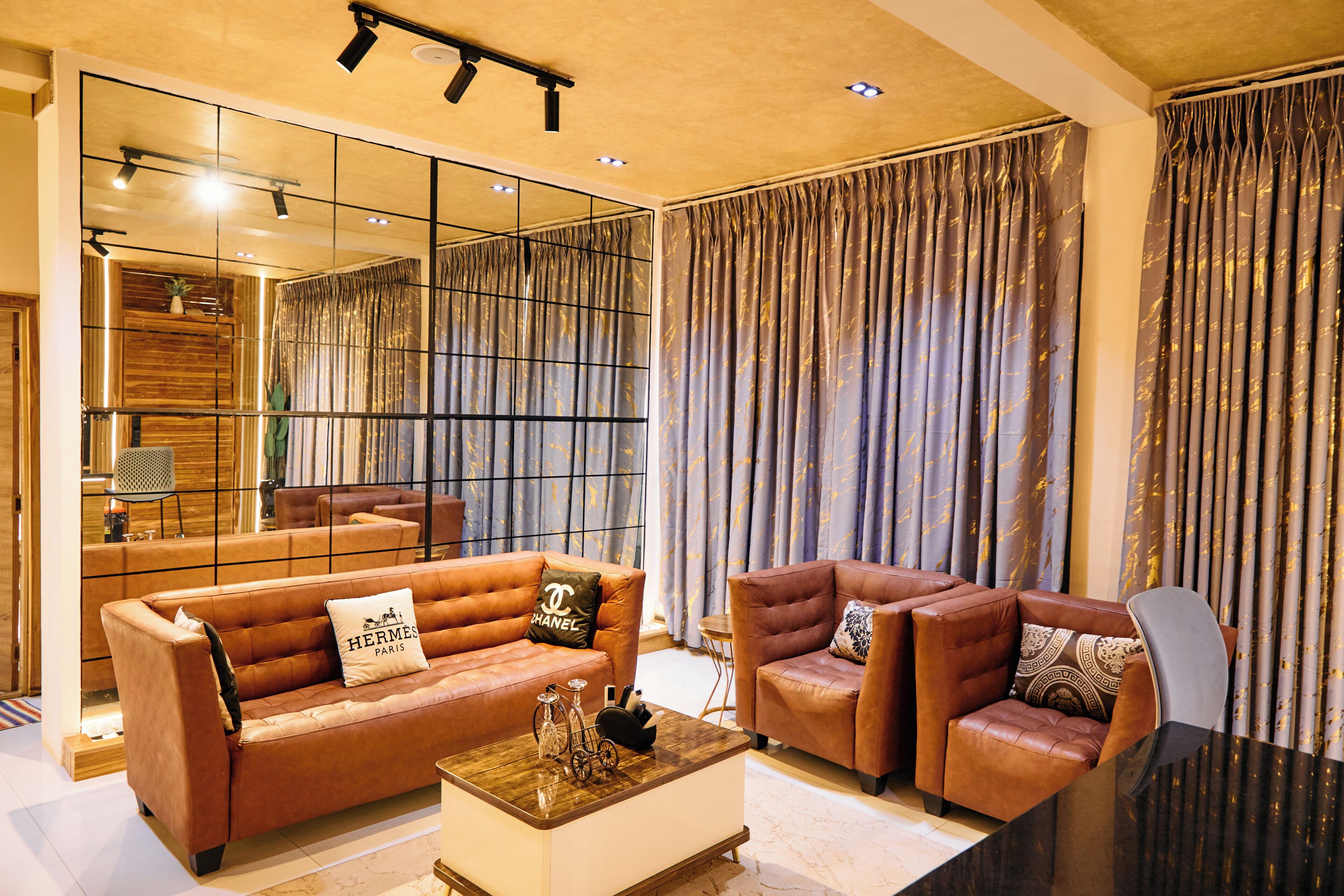 Departamento de lujo, balcón, vista a la ciudad | Área de sala de estar