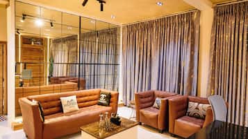 Departamento de lujo, balcón, vista a la ciudad | Área de sala de estar