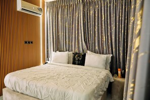 Luxury-Apartment, Balkon, Stadtblick | Schreibtisch, laptopgeeigneter Arbeitsplatz, Bügeleisen/Bügelbrett