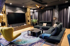 Luxury Apartment, City View | Living area - Mo's Place by Zuno Homes (Abuja)