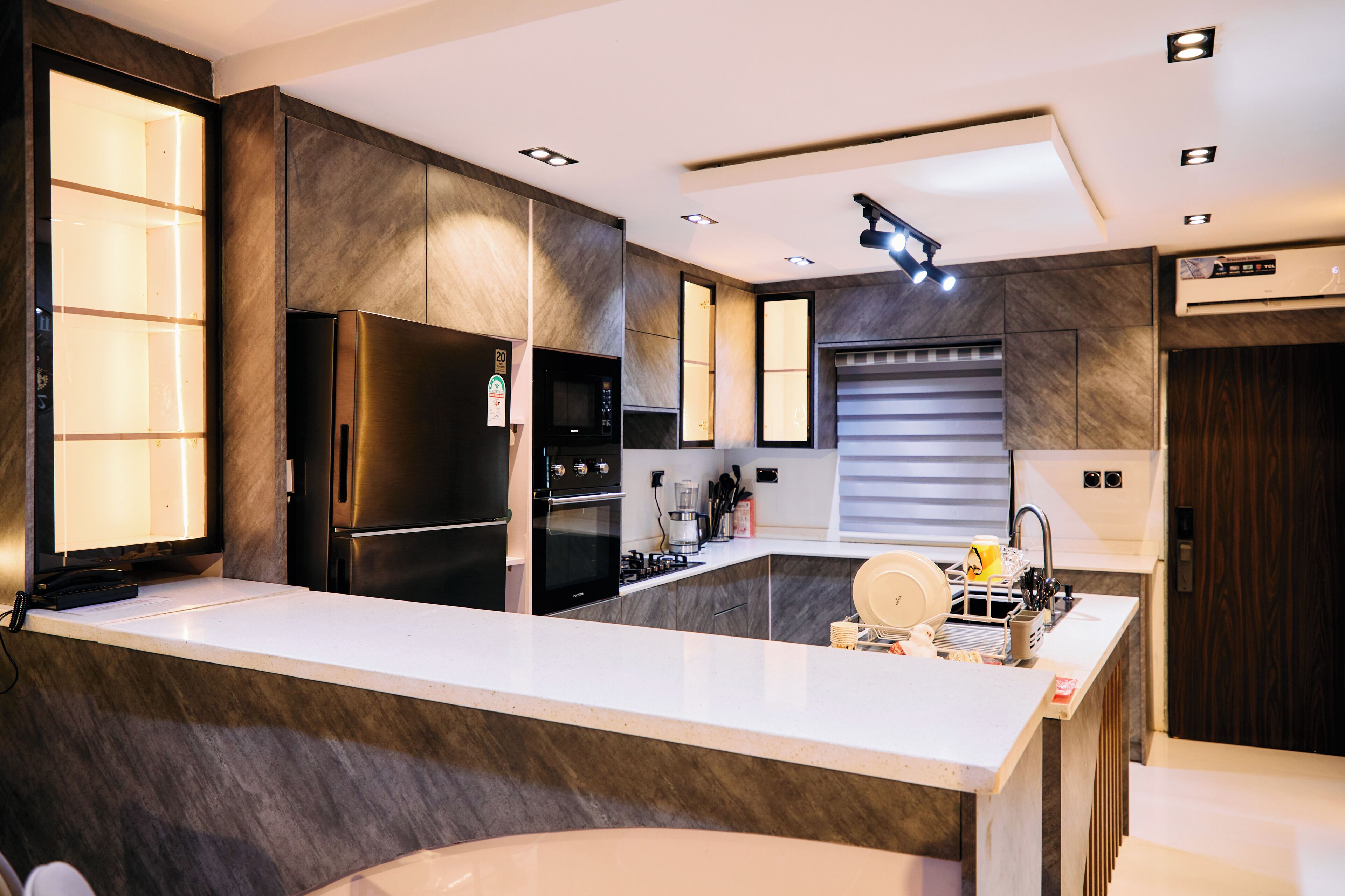 Departamento de lujo, balcón, vista a la ciudad | Cocina privada | Refrigerador con congelador, microondas, horno y parrilla de estufa 