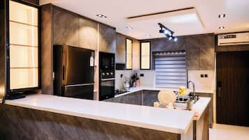 Departamento de lujo, balcón, vista a la ciudad | Cocina privada | Refrigerador con congelador, microondas, horno y parrilla de estufa