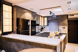 Luxury Apartment, Balcony, City View | Private kitchen | Full-sized fridge, microwave, oven, stovetop - Mo's Place by Zuno Homes (Abuja)