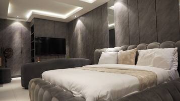 Departamento de lujo, balcón, vista a la ciudad | Escritorio y espacio para trabajar con laptop