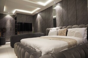 Luxury Apartment, Balcony, City View | Desk, laptop workspace, iron/ironing board, free WiFi - Mo's Place by Zuno Homes (Abuja)