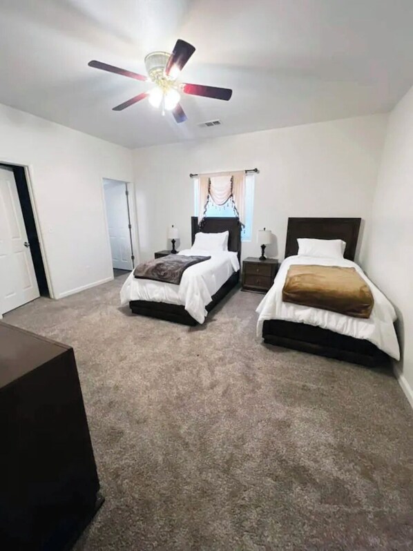 4 عدّة غرف نوم ومكواة/لوح كي وواي فاي وملاءات أسرّة