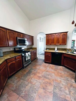 Microondas, horno, placa de cocina y lavavajillas