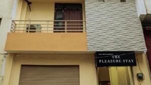 Un edificio a più piani con un cartello che recita "The Pleasure Stay".