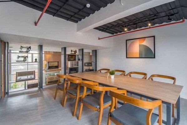 المنشأة من الداخل