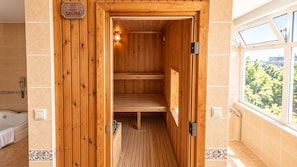A sauna room with wooden walls and a bench. - VILLA LYCUS TERMAL OTEL (Denizli)